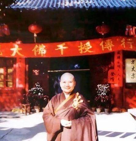 著名歌手李娜，事业巅峰期选择出家，虽然没生过孩子但是不遗憾！