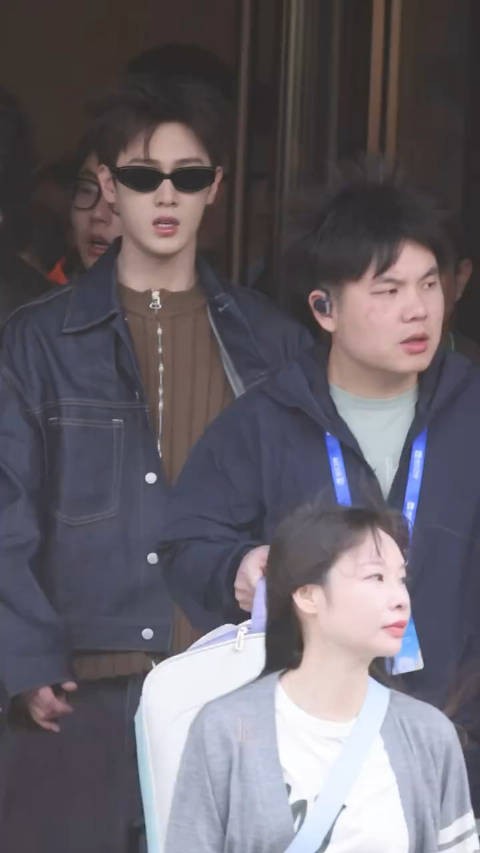 李昀锐牛仔造型亮相奔跑吧路透