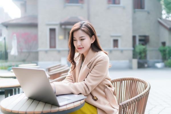 明星广告背后的消费心理：从社交认同到情感共鸣的成功密码 图1