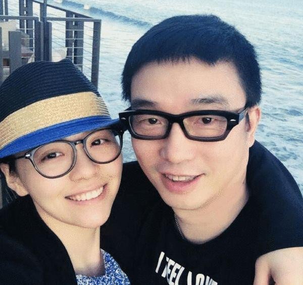 陶晶莹:从乐坛前辈变成了张靓颖的员工!合照中透着心酸和不甘!