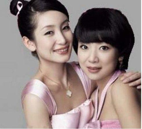 黄多多坐在列车上望向窗外　这画面好文艺（图）