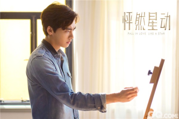 由陈国辉执导，杨幂、李易峰领衔主演的浪漫爱情电影《怦然星动》7月15日发布首款海报，杨幂、李易峰两人在红毯上四目相对，深情相拥，无限缱绻。这是继《古剑奇谭》之后，“蜂蜜”组合的二度合作。《怦然星动》讲述的是明星与经纪人之间的爱情故事。据电影局立项简介透露，李易峰饰演的苏星宇与杨幂饰演的田心相识于微时，五年后两人已获事业成功，田心阴差阳错的成为了苏星宇的经纪人，由此展开一段欲说还休却欲罢不能的爱情纠缠。更令人期待的是，继拍《栀子花开》穿芭蕾舞裙后，李易峰将再次以女装造型出现。