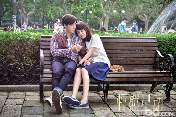 由陈国辉执导，杨幂、李易峰领衔主演的浪漫爱情电影《怦然星动》7月15日发布首款海报，杨幂、李易峰两人在红毯上四目相对，深情相拥，无限缱绻。这是继《古剑奇谭》之后，“蜂蜜”组合的二度合作。《怦然星动》讲述的是明星与经纪人之间的爱情故事。据电影局立项简介透露，李易峰饰演的苏星宇与杨幂饰演的田心相识于微时，五年后两人已获事业成功，田心阴差阳错的成为了苏星宇的经纪人，由此展开一段欲说还休却欲罢不能的爱情纠缠。更令人期待的是，继拍《栀子花开》穿芭蕾舞裙后，李易峰将再次以女装造型出现。