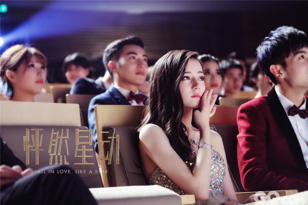 由陈国辉执导，杨幂、李易峰领衔主演的浪漫爱情电影《怦然星动》7月15日发布首款海报，杨幂、李易峰两人在红毯上四目相对，深情相拥，无限缱绻。这是继《古剑奇谭》之后，“蜂蜜”组合的二度合作。《怦然星动》讲述的是明星与经纪人之间的爱情故事。据电影局立项简介透露，李易峰饰演的苏星宇与杨幂饰演的田心相识于微时，五年后两人已获事业成功，田心阴差阳错的成为了苏星宇的经纪人，由此展开一段欲说还休却欲罢不能的爱情纠缠。更令人期待的是，继拍《栀子花开》穿芭蕾舞裙后，李易峰将再次以女装造型出现。