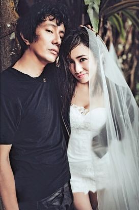 郑钧、刘芸夫妇继补办婚礼后，于昨日推出一组摇滚范儿婚纱照。