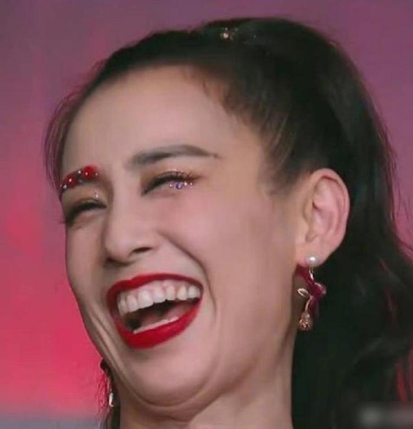 有种整容叫明星大笑，黄圣依双下巴，宋茜杨颖差点认不出