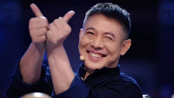 李连杰邀请鲁豫到家中吃饭，看到李连杰朴素的一面后，鲁豫动容了