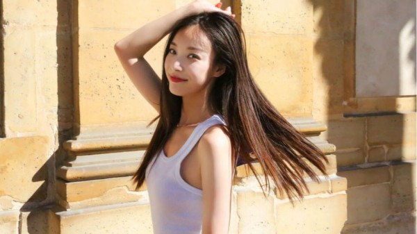 身材超棒的倪妮，穿抹胸礼服出席活动，好身材显露无疑