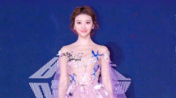 景甜为显好身材真敢穿，衣服太薄了吧，太性感