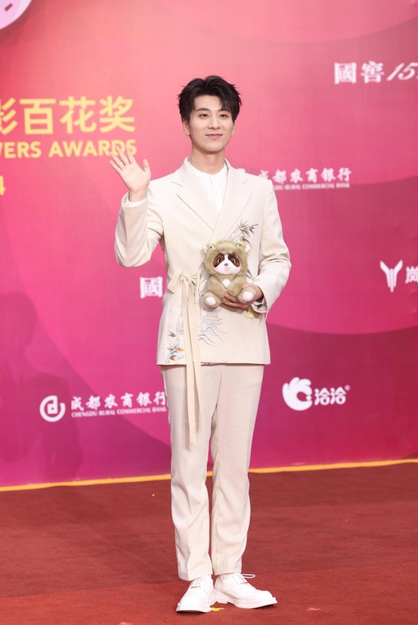 红毯星光耀百花奖！张颂文、娜然、张艺兴等齐聚盛装