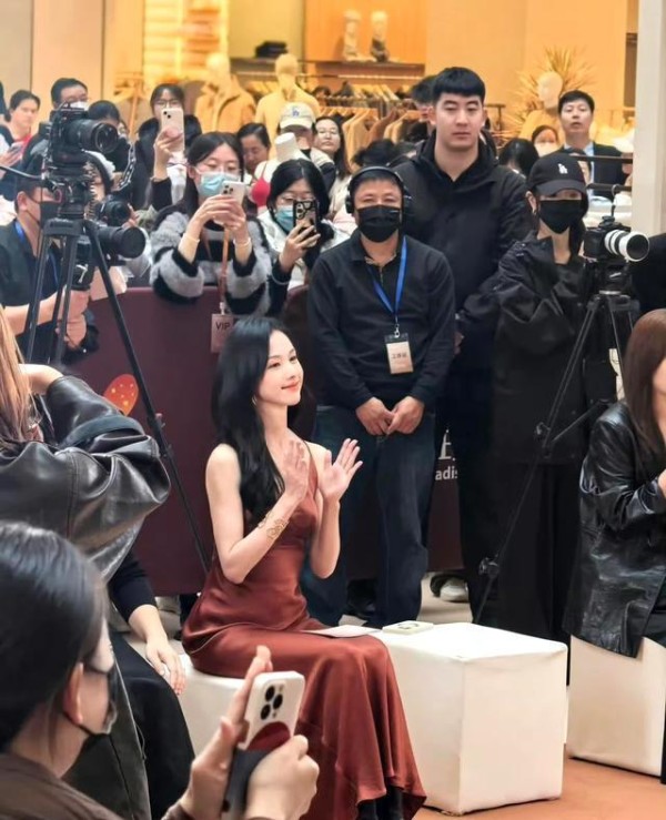 赵露思线下活动网红感十足，再看看隔壁的陈都灵，这才是大明星