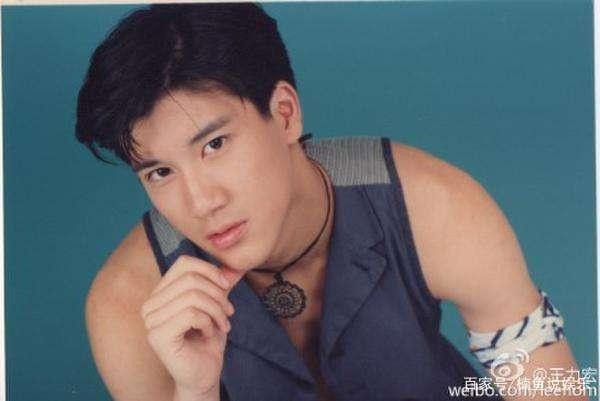 青涩时期的明星个个清纯动人，颜值出众，而他出道20年一点没变