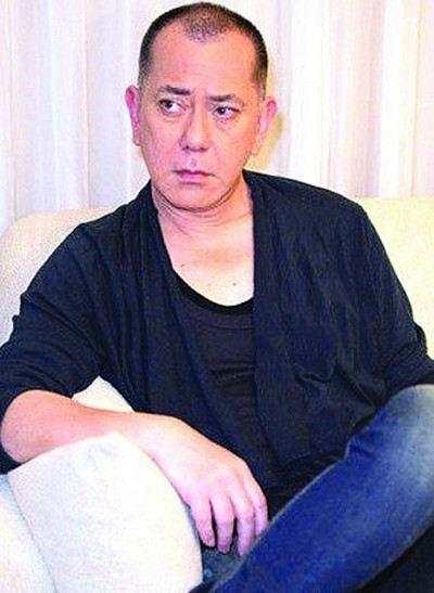 　　黄秋生