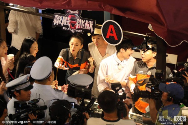 累哭手瘫焦头烂额 原来明星打工是这样的