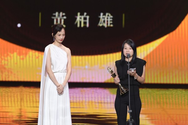 已故摄影师黄柏雄获得特别贡献奖，夫人杨斯羽代为领奖。（图／三立电视提供）