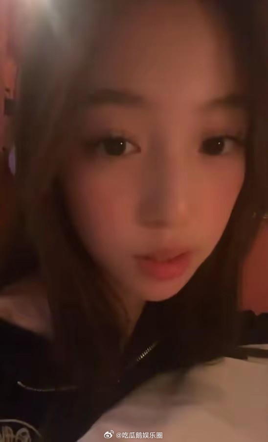 赵薇15岁女儿小四月。2