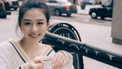 邱淑贞外出聚餐被拍，大女儿沈月颜值逆天，完美继承母亲基因