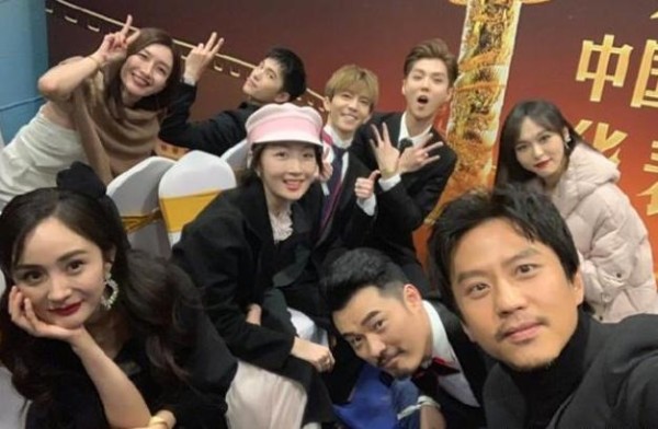 邓超晒华表奖未PS合照：杨幂遭了殃，还有他们感觉像老中青三代