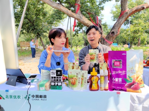 “新农人”李思鹏是北京老栗树聚源德种植专业合作社理事长、北京老栗树农业科技发展有限公司创始人。他通过运用科技、新媒体等手段带动栗农增收，打造了“老栗树”品牌及众多周边产品，带动家乡产业壮大，获得“全国乡村振兴青年先锋”的称号。直播过程中，李思鹏以其独特的视角和专业的讲述，向广大观众们展示了怀柔板栗的种植历史、生长环境以及其独特的口感。他详细介绍了“北京优农”品牌这张鲜活的名片以及“老栗树”品牌作为“北京优农”品牌的一份子，不仅承载着怀柔板栗的悠久文化，更代表着高品质、高附加值的农产品形象。