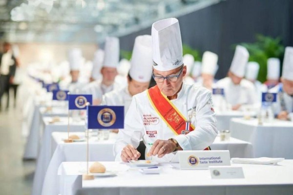 “食”力出圈，紫燕百味鸡荣获食品界顶级美味大奖