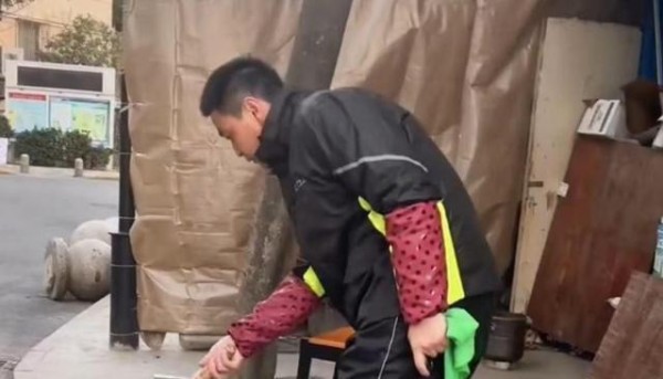 李飞陪妈卖鱼成热议，网友疑似过气偶像，实则展现孝心与韧性