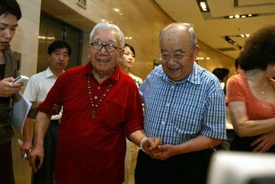 邀海外华人回家过中秋 庄奴朗诵《月儿圆》当众落泪