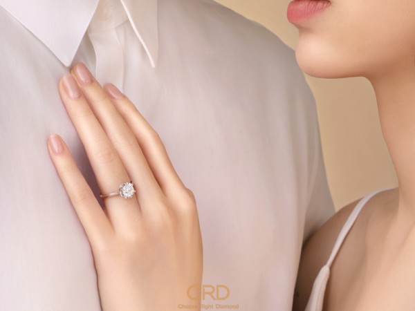 <a href="https://www.crd.cn/diamond/" target="_blank" style="color:#927658;text-decoration:underline;">钻石</a><a href="http://www.crd.cn/xq-jiezhi/" target="_blank" style="color:#927658;text-decoration:underline;">戒指</a>