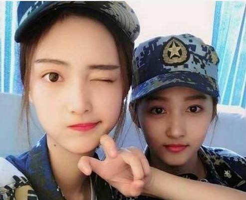 明星遇到比自己还美的粉丝合影，杨幂的粉丝赢了