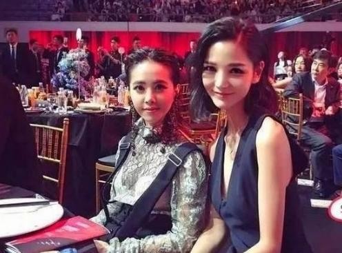 明星遇到比自己还美的粉丝合影，杨幂的粉丝赢了