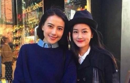 明星遇到比自己还美的粉丝合影，杨幂的粉丝赢了