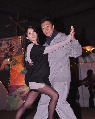 她被称为娱乐圈里的交际花，公开场合就和男星搂搂抱抱。