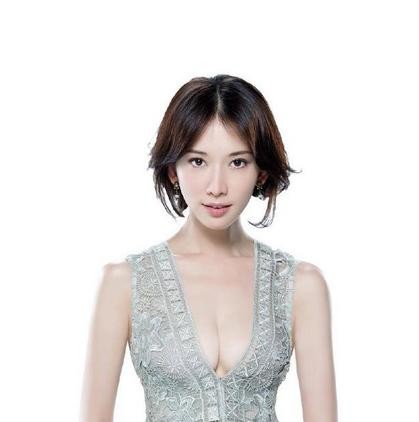 她被称为娱乐圈里的交际花，公开场合就和男星搂搂抱抱。