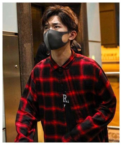 明星赶飞机，千玺狂奔，杨幂插队，热巴挤路人，网友：最服薛之谦