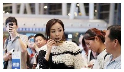 明星赶飞机，千玺狂奔，杨幂插队，热巴挤路人，网友：最服薛之谦