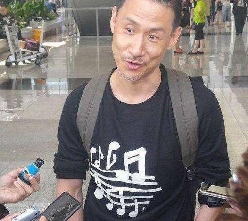 同是明星，吴京刘德华张学友无人接机，小鲜肉接机排场如“春运”