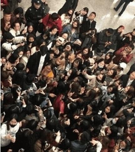 自以为很红却被打脸的明星，雇人接机被戳穿，粉丝还没保镖多
