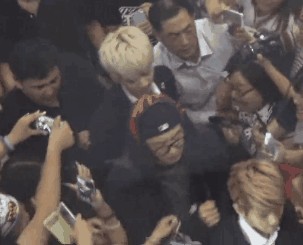 自以为很红却被打脸的明星，雇人接机被戳穿，粉丝还没保镖多
