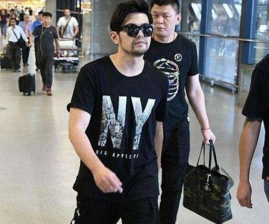 同是明星，吴京刘德华张学友无人接机，小鲜肉接机排场如“春运”