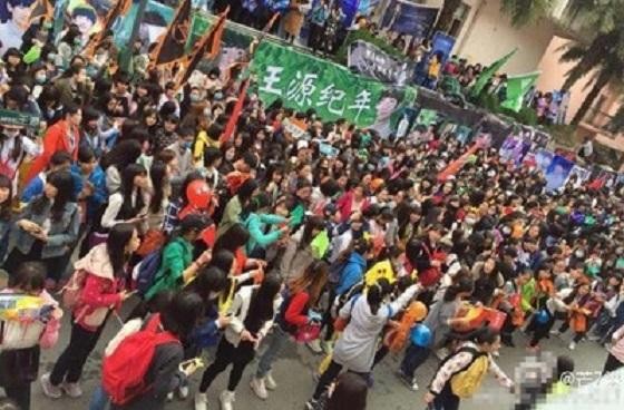 自以为很红却被打脸的明星，雇人接机被戳穿，粉丝还没保镖多
