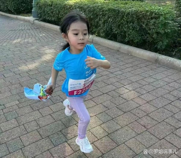 “郭晶晶一家参加公益跑，三个儿女齐上阵，小女儿满头大汗仍认真”
