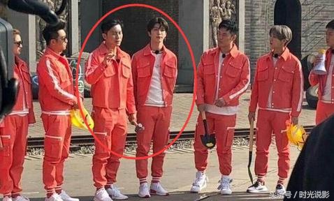 范丞丞深夜晒《跑男》合照，原来关晓彤亲自去为鹿晗庆生了，好甜