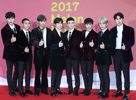 EXO进行“Melon音乐颁奖典礼”红毯合影