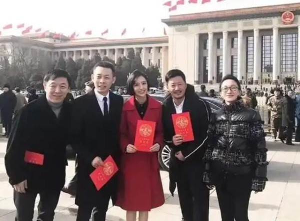 周迅和佟丽娅同框，一个裹着羽绒服一个光腿穿大衣，似两个季节