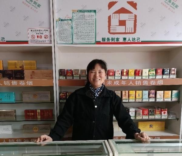 娄底双峰烟草：朋友圈就是我的销售圈——记卷烟零售客户赵如英