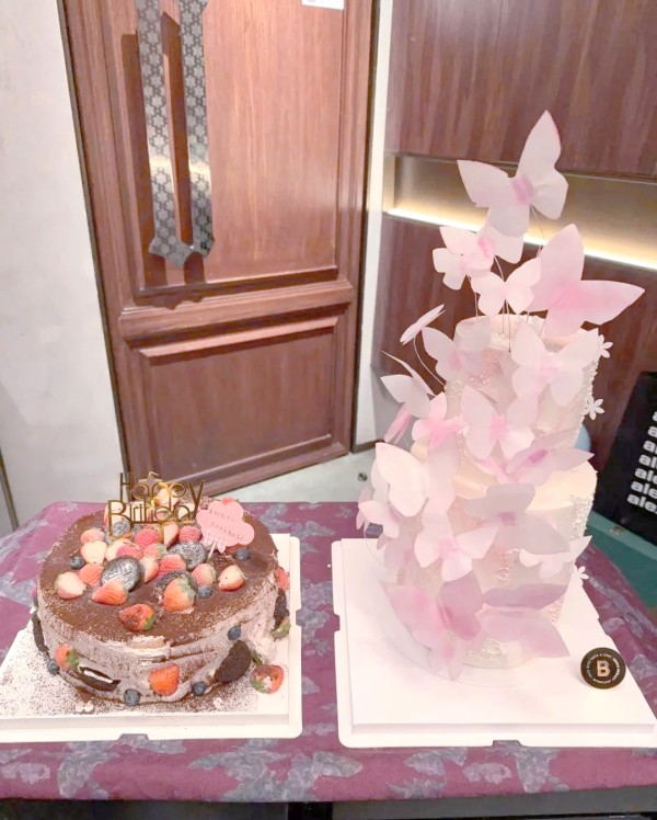 颖儿36岁生日派对，付辛博与家人精心庆祝，众多蛋糕显宠爱