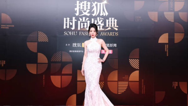 红毯采访️姐姐说2024是圆梦的一年 希望新的一年继续努力超越自我…