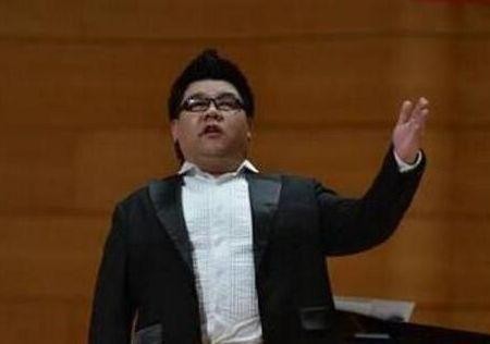 因一首歌一夜成名，爆红后被导演骂滚出娱乐圈，如今过成这样子