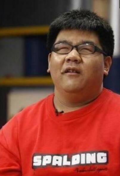 因一首歌一夜成名，爆红后被导演骂滚出娱乐圈，如今过成这样子