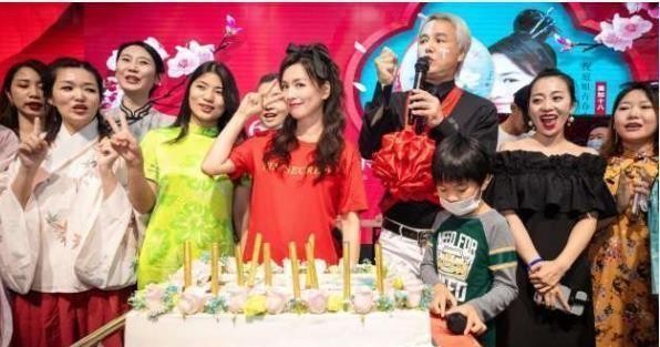 三位女星过50岁生日，对比其他两位，张庭的生日派对真浮夸