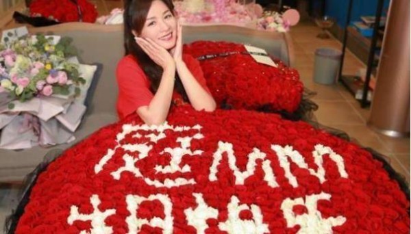 三位女星过50岁生日，对比其他两位，张庭的生日派对真浮夸